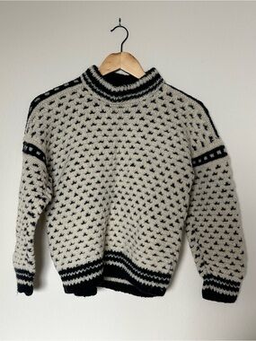 80s 100% wool Cream and navy blue Patterned Wool Sweater